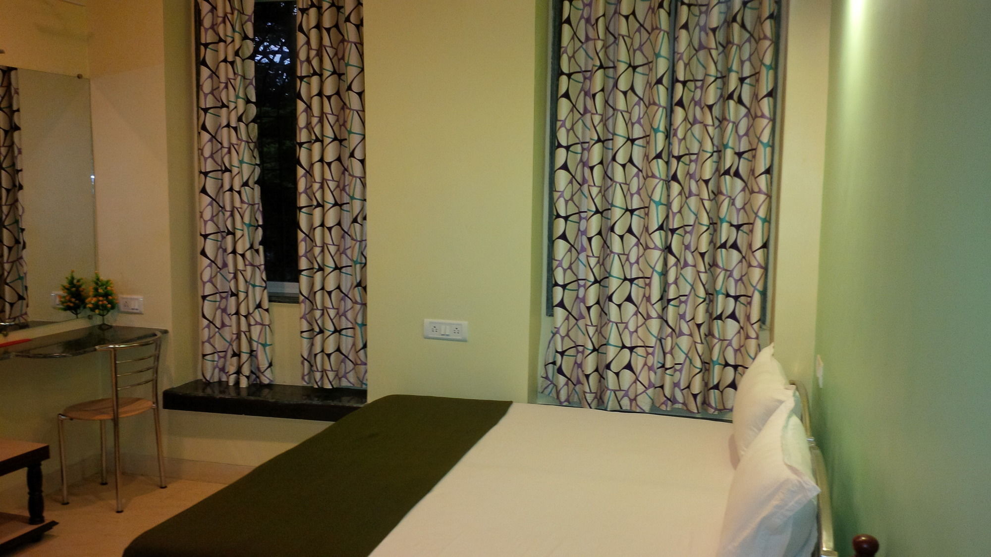 Hotel Blue Bird Colaba Mandve Exterior foto